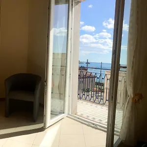 Holiday Rentals Taormina Apartment
